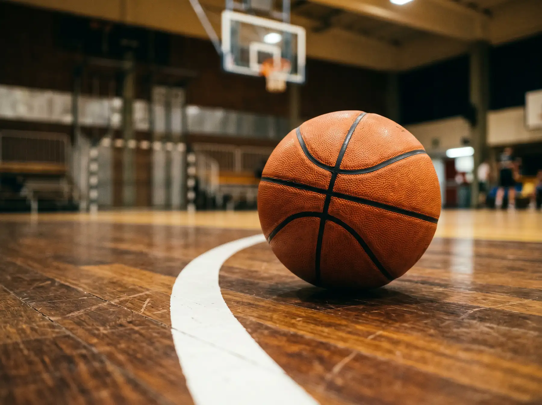Conversión de cuotas decimales a probabilidad implícita en apuestas de baloncesto con ejemplos prácticos